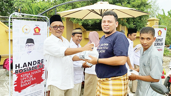 SERAHKAN NASI KOTAK— Wakil Bendahara DPD Partai Gerindra Sumbar Joni Rusjan menyerahkan nasi kotak kepada jamaah Masjid Mukhlisin, Kurao Pagang, Kecamatan Nanggalo, Kota Padang, Jumat (22/7).