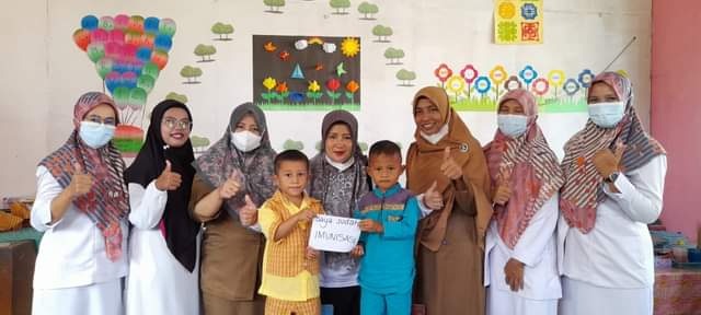 Para Orang Tua Agar Berikan Anak Anak Untuk Imuninasi Rubella 1 VAKSINISASI— Ketua TP PKK Padangpariaman Ny Yusrita Suhatri Bur saat pelaksanaan Imunisasi Rubella.