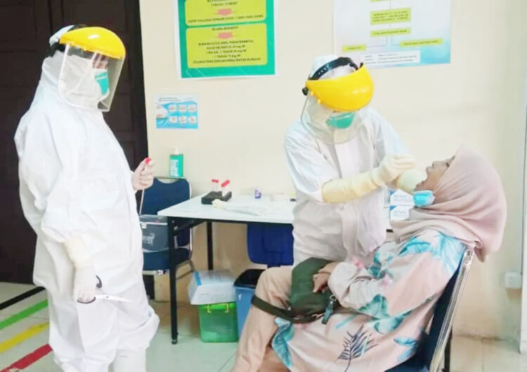 TES PCR—Seorang JCH Padangpanjang menjalani pemeriksaan PCR.