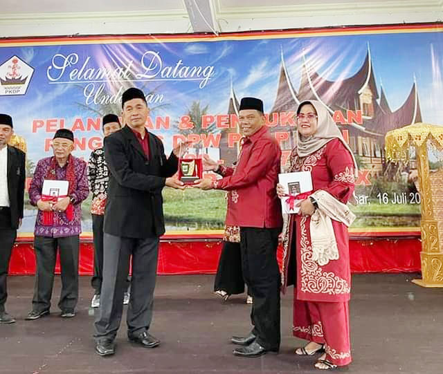 ”Seluruh Warga Piaman di Bali Bergabunglah ke PKDP” 1 BERTUKAR CENDERA MATA— Wabup Padangpariaman Rahmang saling bertukar cendera mata dengan PKDP Bali.