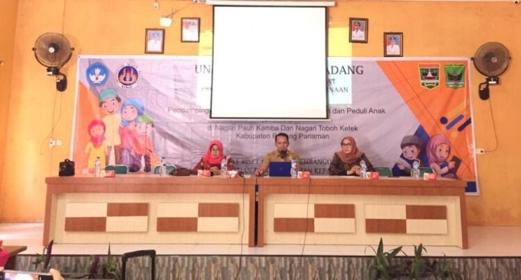 Lakukan Sosialisasi Desa Ramah Perempun dan Peduli Anak di Padangpariaman 1 ARAHAN—Kepala Dinas Sosial dan P3A Padangpariaman Suhatman berikan arahan.