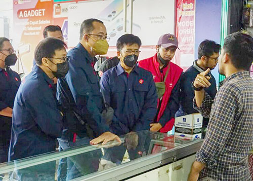 Dirut Telkomsel Hendri Mulya (tengah) didampingi Executive Vice President West Area Sales Gilang Prasetya (kiri) dan VIce President Sales Sales Strategy Telkomsel Adhi Putranto (dua dari kiri)  saat memastikan langsung kesiapan outlet dalam menghadirkan beragam produk Telkomsel untuk memenuhi kebutuhan komunikasi pelanggan saat momen mudik.