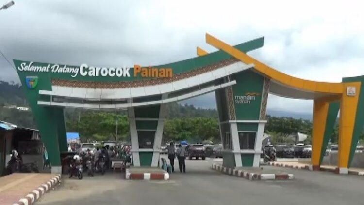 Pintu masuk utama parkir kendaraan ke kawasan objek wisata pantai carocok painan.