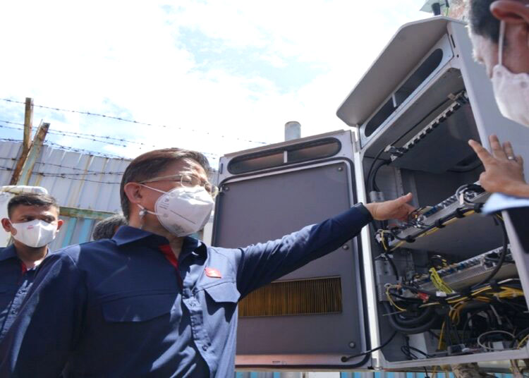 Dirut Telkomsel Hendri Mulya (tengah) didampingi Executive Vice President West Area Sales Gilang Prasetya (kiri) menyapa pelanggan serta memastikan kesiapan telkomsel untuk #SambungkanSenyuman selama bulan ramadan dan idul fitri 1443 H yang mencatatkan pertumbuhan data telkomsel hingga 21 persen.