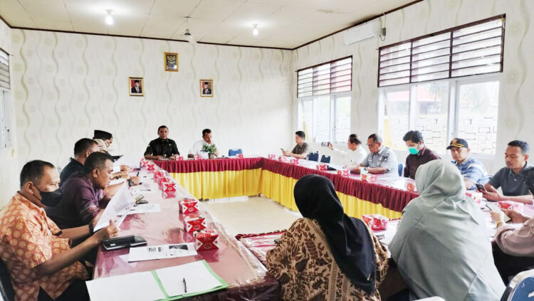 RAPAT— Ifon Satria bersama Kepala Kesbangpol Dipa Surya Persada saat melakukan rapat kerja dengan pimpinan ormas.