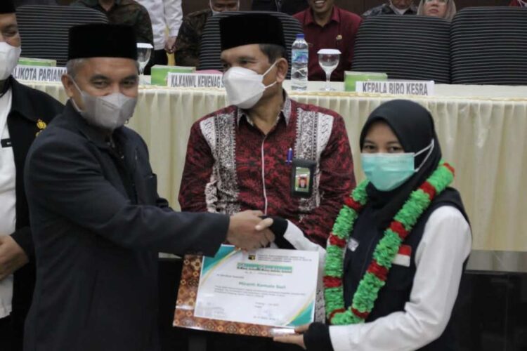 KEPULANGAN JEMAAH HAJI—Kepala Dinas Komunikasi dan Informatika Kabupaten Padangpariaman Zahirman, menyambut kedatangan jemaah haji asal Padangariaman.