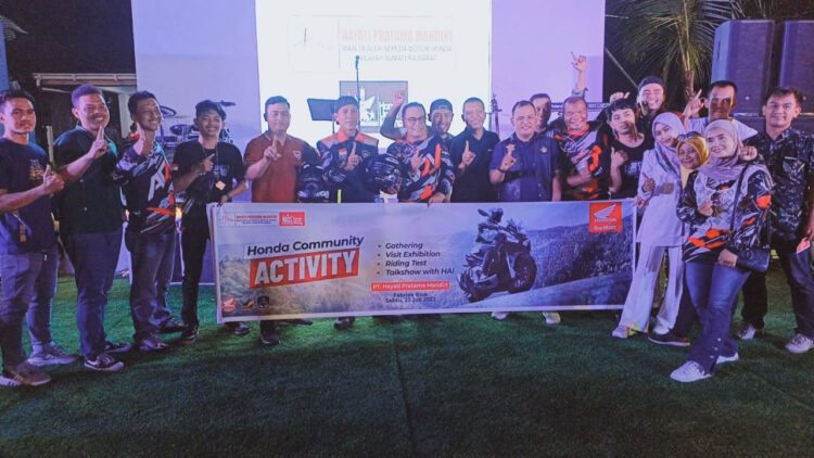 KOMUNITAS MOTOR-Komunitas sepeda motor Honda yang tergabung dalam Asosiasi Honda Sumatera Barat (AHSB), Sabtu (23/7) yang lalu.