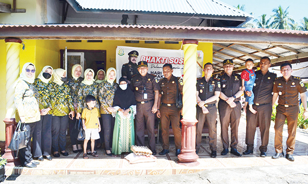 Momen Hari Bhakti Adhyaksa (HBA) ke-62, Kepastian Hukum, Humanis, Menuju Pemulihan Ekonomi 1 ANJANGSANA— Kajari Agam Rio Rizal SH,MH bersama seluruh pegawai di lingkungan Kejari Agam melaksanakan kegiatan anjangsana dalam rangkaian kegiatan memperingati HBA ke -62.
