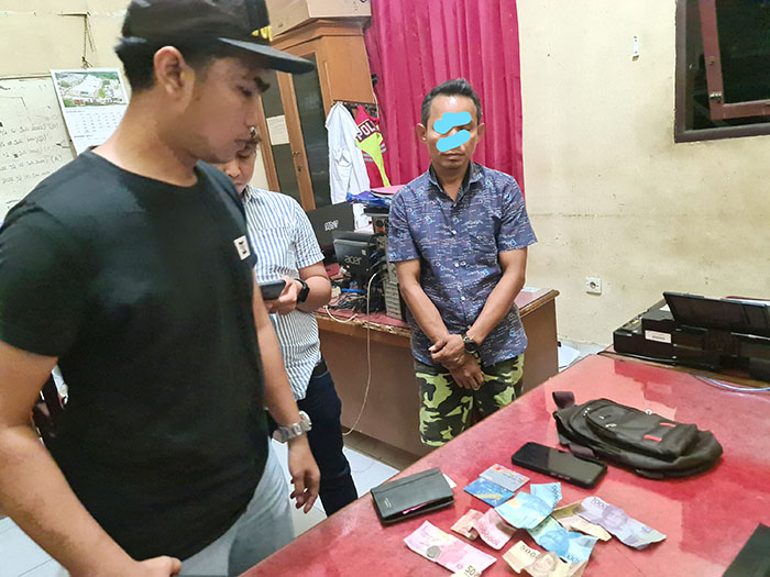 AGEN TOGEL— Pelaku berinisial SE (46) yang beperan sebagai agen judi togel online diamankan di Mapolres Padangpariaman bersama barang bukti.