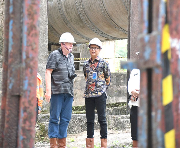 Dipersiapkan Jadi Warisan Dunia, Ahli Teknin Mesin Jerman Kunjungi Pabrik Indarung I dan PLTA Rasak Bungo 1 KUNJUNGI PABRIK INDARUNG I Direktur Operasi PT Semen Padang Indrieffouny Indra (kanan) mendampingi ahli teknik mesin dari Jerman, Albert Gieseler (kiri) ke Pabrik Indarung I, Jumat (8/7).