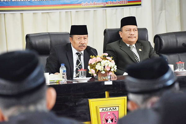 TEMU RAMAH— Bupati dan Wabup Agam menggelar temu ramah dengan ninik mamak dan tokoh masyarakat, di aula utama Kantor Bupati Agam usai upacara peringatan 29 tahun Lubuk Basung sebagai Ibu Kota Kabupaten Agam.