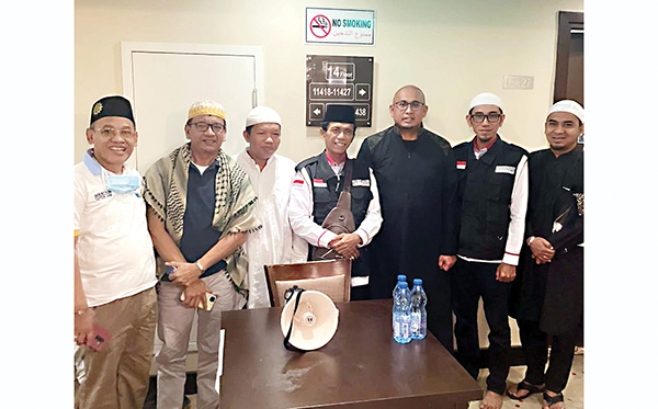 SILATURAHMI— Anggota DPR RI Andre Rosiade mengunjungi jamaah haji asal Sumbar, Rabu (6/7) siang, tepatnya usai shalat Zuhur waktu Mekkah, Arab Saudi. Andre Rosiade yang didampingi istrinya Nurul Anastasia bersilaturahmi dan berdialog dengan jamaah dari Kloter 02 Padang tersebut.