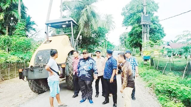TINJAU—Bupati Padangpariaman Suhatri Bur  bersama rombongan tinjau pembangunan  jalan.