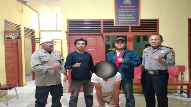 CABUL— Pelaku E (52) diamankan di Mapolsek Sutera atas kasus pencabulan terhadap anak tirinya.
