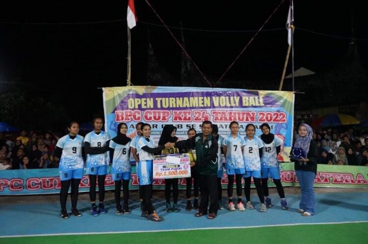 SERAHKAN TROFI— Bupati Tanahdatar Eka Putra menyerahkan trofi dan giant cek kepada para pemenang open turnament Volly Ball BPC Cup 2022.