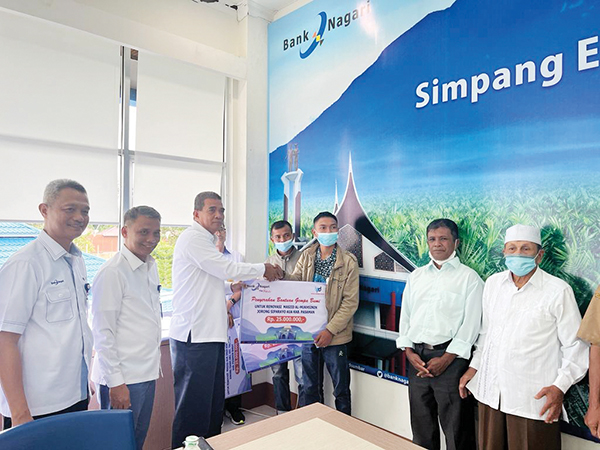 SERAHKAN BANTUAN— Direktur Operasional Bank Nagari Syafrizal didampingi Pemimpin Divisi Sekper Idrianis, Pemimpin Divisi SDM Zilfa Efrizon, Pinca Simpang Empat Hendri Masri, Pinca Ujung Gading Wandra Martha Edi, dan Pinca Pariaman Ibnu Supriadi menyerahkan bantuan kepada pengurus masjid, Selasa (12/7).