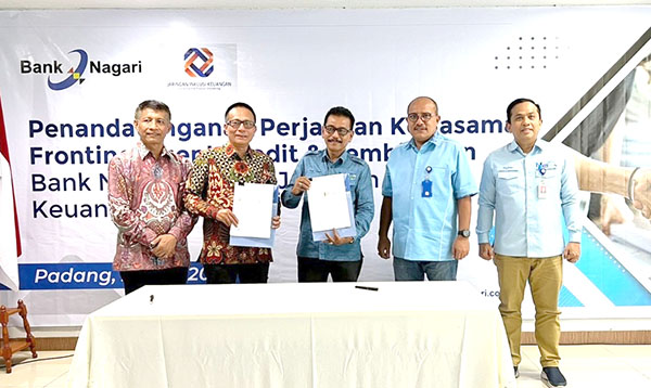 FOTO BERSAMA—Dirut Bank Nagari Muhamad Irsyad didampingi Direktur Keuangan Bank Nagari Sania Putra dan Direktur Kredit dan Syariah Gusti Candra saat melakukan penandatanganan kerja sama dengan PT Jaringan Inklusi Keuangan. 