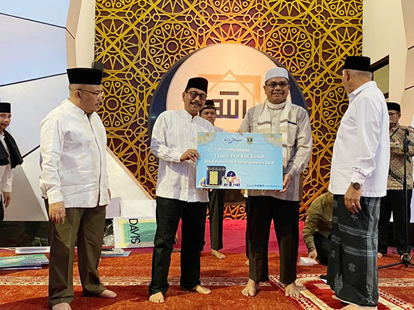 sapi kurban--Dirut Bank Nagari Muhammad Irsyad menyerahkan secara simbolis satu ekor sapi kurban untuk pemprov Sumbar yang diterima langsung oleh Gubernur Sumbar Mahyeldi Ansharullah.