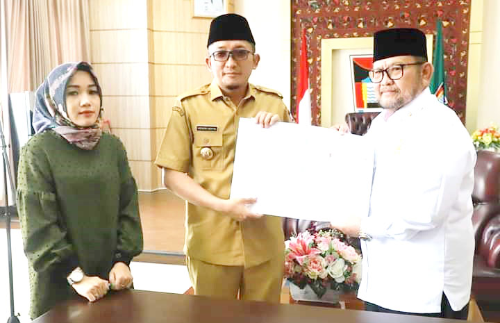 TERIMA HIBAH— Wali Kota Padang Hendri Septa menerima hibah tanah dari Mamak Kaum Suku Melayu (KSM) Muhammad Asli Chaidir yang bakal dibangun sekolah baru.