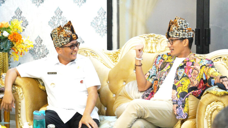 DISKUSI— Wali Kota Padang, Hendri Septa berdiskusi dengan Menparekraf Sandiaga Salahuddin Uno.