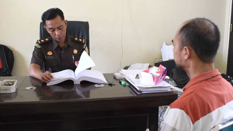 Berkas Tahap Dua, Kejari Pasbar Serahkan Tersangka dan BB ke JPU 1 PERIKSA— Pihak penyidik Kejaksaan Negeri Pasbar memberikan berkas perkara kasus lapangan tenis.