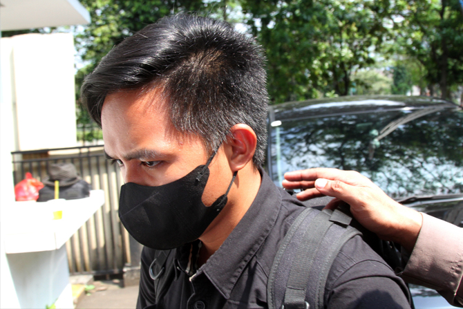 Komnas HAM Periksa 6 Ajudan Irjen Ferdi Sambo, Bharada E Dicecar Terkait Detik-detik Peristiwa Penembakan 1 Ajudan Irjen Pol. Ferdy Sambo, Bhayangkara Dua Richard Eliezer Pudihang Lumiu atau Bharada E berjalan memasuki ruangan saat tiba di Kantor Komnas HAM, Jakarta, Selasa (26/7/2022).