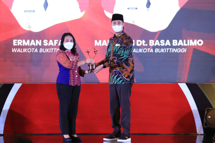 TERIMA PENGHARGAAN-Walikota Bukittinngi Erman Safar saat menerima penghargaan Kota Layak Anak 2022 Kategori Nindya dari Kementerian PPPA, Jumat (22/7) malam.