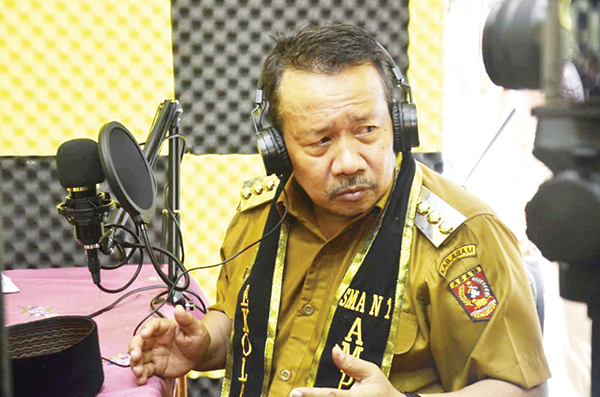 Studio Podcast SMA 1 Ampek Angkek Diresmikan,Tingkatkan Semangat dan Ciptakan Pelajar yang Kreatif 1 resmikan studio— Bupati Agam Dr H Andri Warman mencoba langsung peralatan studio podcast SMA Negeri 1 Ampek Angkek yang diresmikannya secara langsung, Senin (11/7).