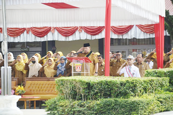 PEMBINA UPACARA— Bupati Agam Dr H Andri Warman, MM menjadi pembina upacara bendera yang digelar di lapangan SMA 1 Ampek Angkek