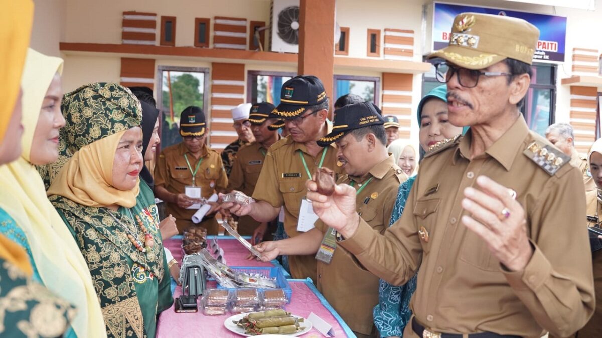 Bupati Safaruddin saat mendampingi tim penilai pada lomba Nagari tingkat Sumbar