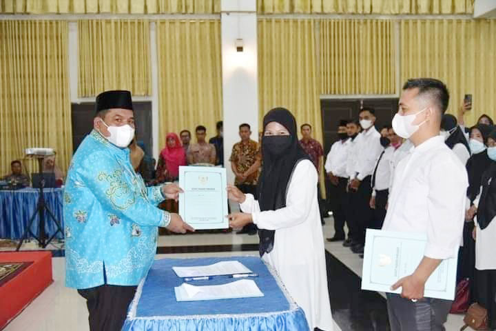 SERAHKAN SK—Bupati Padangpariaman Suhatri Bur serahkan SK PPPK.