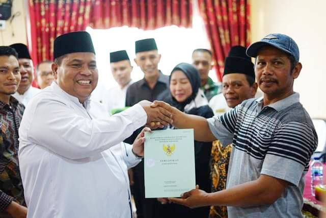 SERTIFIKAT— Bupati Suhatri Bur serahkan bantuan Sertifikat Hak Atas Tanah Nelayan dan Peralatan Nelayan.
