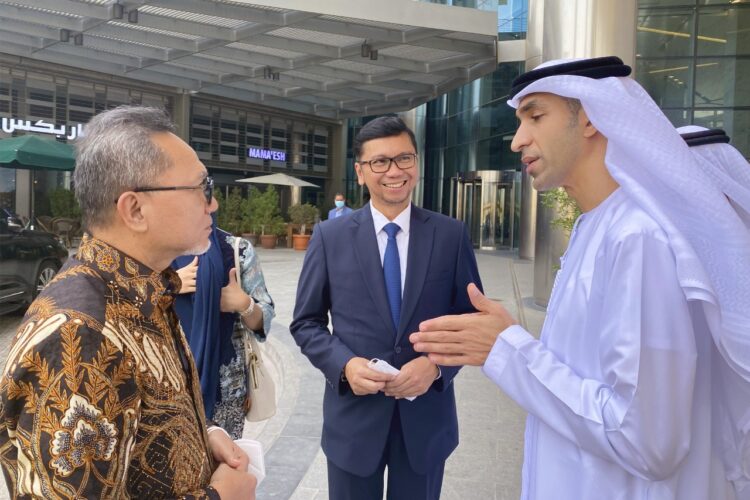 Caption: Menteri Perdagangan RI, Zulkifli Hasan bertemu dengan Menteri Ekonomi Uni Emirat Arab (UEA), Thani Bin Ahmed Al Zeyoudi di Abu Dhabi, Kamis (30 Juni 2022).