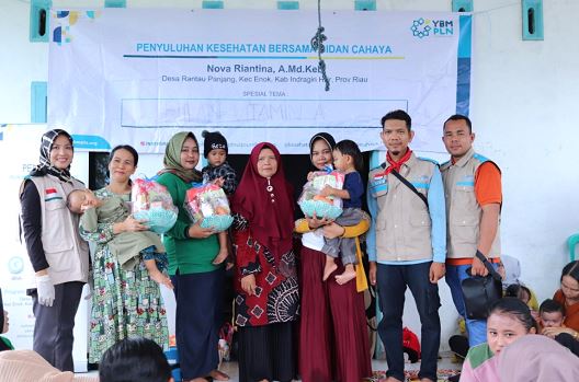 Penyuluhan Kesehatan dan Pemberian Makanan Pendukung Kepada Bayi dan Balita oleh Bidan Cahaya.