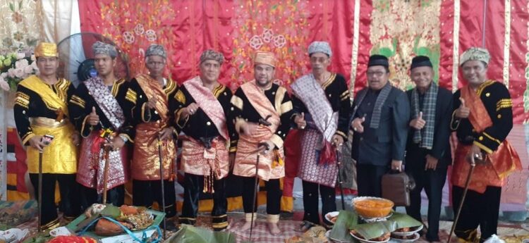 USAI—Usai malewakan Gala Penghulu Zoelkhawy Datuak Nan Kodo Sati dari Suku Panyalai, Nagari Seulayat Ulakan, Sabtu (16/7) mereka kompak foto bersama.