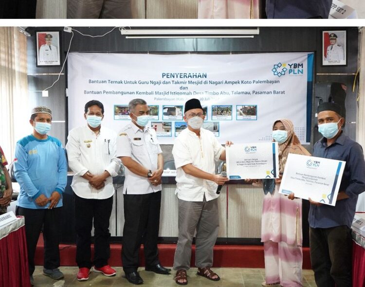 Serah Terima Bantuan KUC Ternak ASIK Berdaya YBM PLN 1 GM PLN UIP SUMBAGTENG, Alland Asqolani menyerahkan bantuan kepada penerima manfaat di Nagari 4 Koto Palembayan, Sumbar.