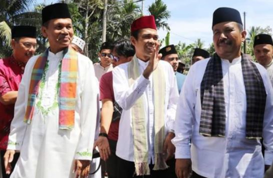 JALAN BERSAMA—Wako bersama wawako dampingi UAS menuju lokasi acara HUT.