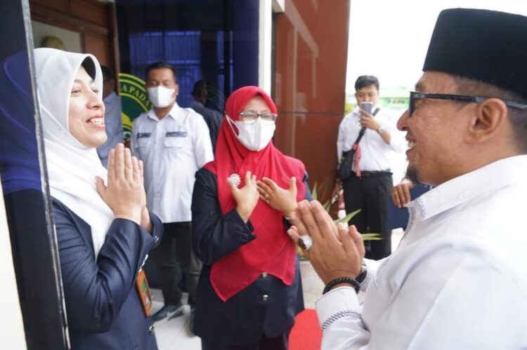 SALAM—Bupati Tanahdatar Eka Putra beri salam pada ketua pengadilan agama Batusangkar.
