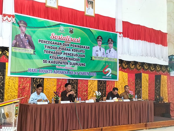 SOSIALISASI— Kajari Sijunjung Efendri Eka Saputra saat melakukan sosialisasi tentang dana desa yang rawan penyimpangan.