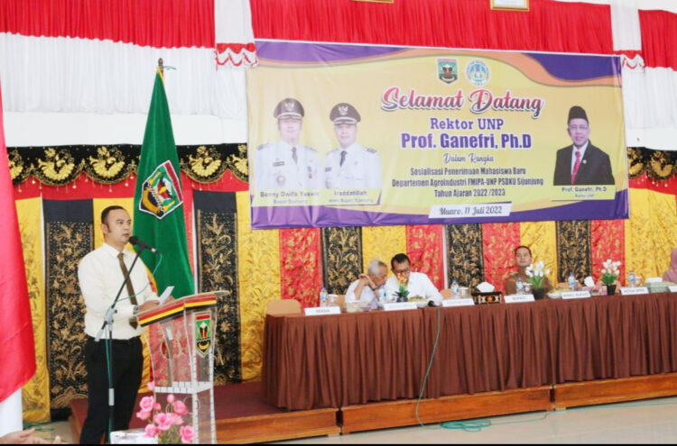 SAMBUTAN— Rektor UNP, Prof Ganefri, Ph.D di Balairung Lansek Manih, Kantor Bupati Sijunjung memberikan kata sambutan.
