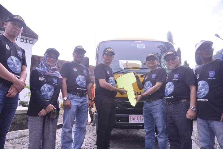 Deri Asta menerima bantuan secara simbolis berupa kunci truk pengangkut sampah dari DAK KLHK.