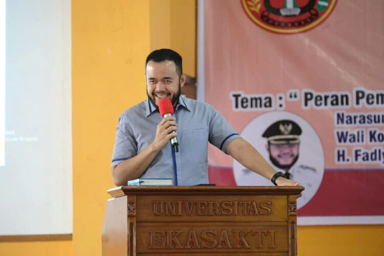 KULIAH UMUM—Wali Kota, H. Fadly Amran, BBA Datuak Paduko Malano paparkan kiat-kiat dalam memimpin daerah. Serta memberikan motivasi kepada para mahasiswa Universitas Eka Sakti (Unes)   saat memberikan Kuliah Umum di hadapan mahasiswa Fakultas Ilmu Sosial dan Ilmu Politik (Fisipol) Unes, di Audiotorium Kampus Universitas.