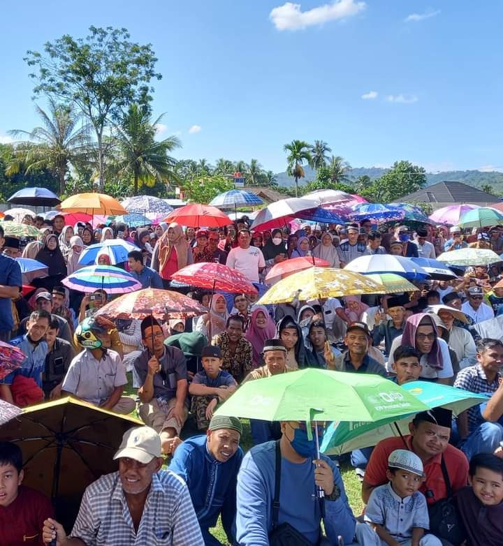 PENUHI—Dibawah terik matahari, warga penuhi lapangan Talawi untuk mendengra tausyiah UAS.