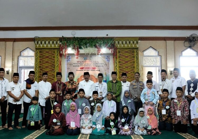 PEMBUKAAN MTQ—Wakil Wali Kota, Drs. Asrul, Rabu (20/7) dì Masjid Jami’ Nurul Huda, Kelurahan Silaing Bawah usai membuka MTQ berfoto bersama.