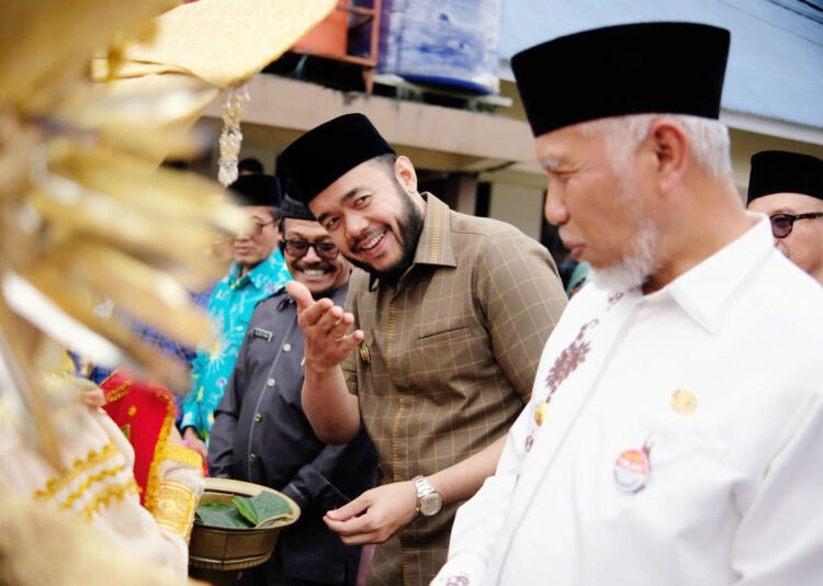 Gubernur Sumatera Barat, Mahyeldi Ansharullah, S.P Datuak Marajo didampingi Wali Kota, H. Fadly Amran BBA Datuak Paduko Malano meresmikan Asrama Baru Perguruan Thawalib, Selasa (12/7).