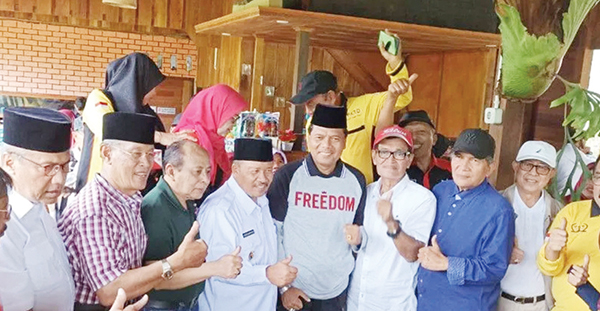 FOTO BERSAMA— Bupati Agam Andri Warman foto bersama dengan sejumlah mantan pejabat dalam kegiatan silaturahmi Aspenda Kota Bukittinggi di objek wisata Tapian Rajo Ngarai Sianok Bukittinggi, Rabu (27/7).