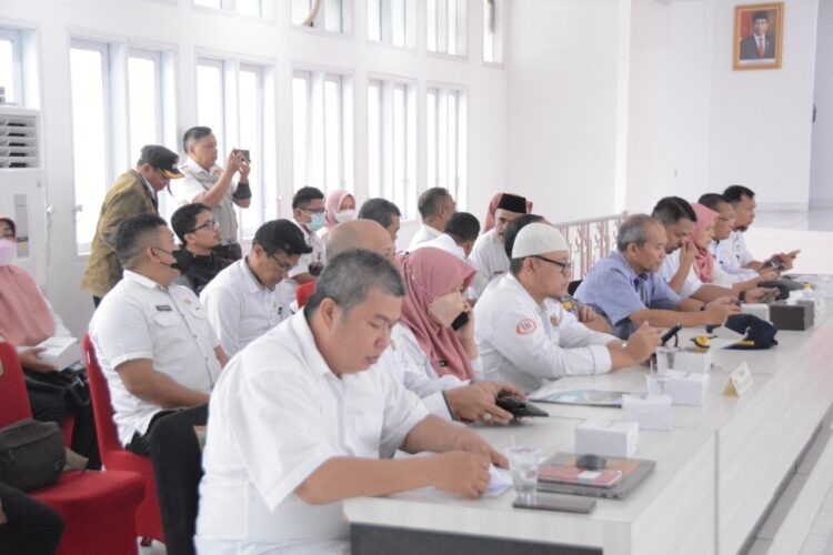 RAPAT—Sekda  memimpin rapat persiapan USR V, Rabu (20/7) di Hall Lantai III Balai Kota.