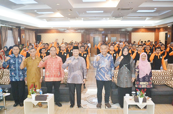 FOTO BERSAMA— Wakil Bupati Agam Irwan Fikri, anggota DPRD Provinsi Sumbar, Rafdinal dan Kepala Dinas Sosial Agam Rahmi Artati foto bersama peserta Bimtek terhadap PSM Agam.