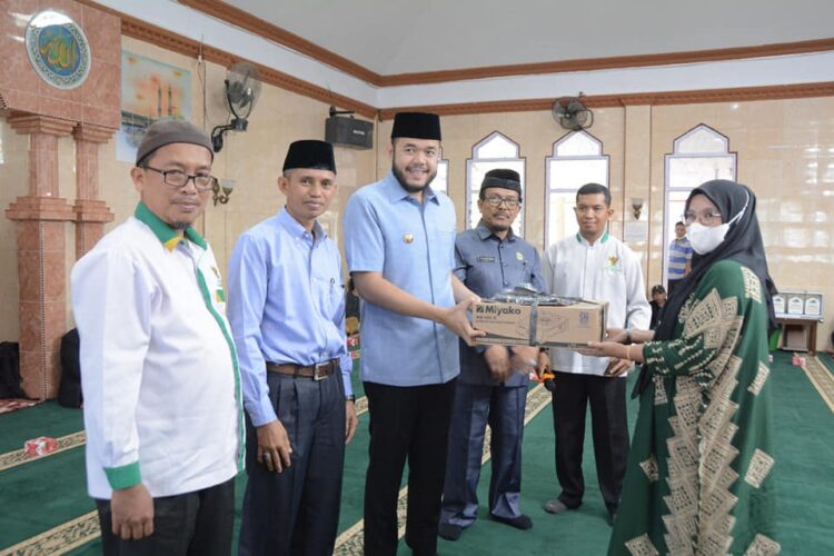 SERAHKAN ZAKAT— Wali Kota H. Fadly Amran, BBA Datuak Paduko Malano serahkan zakat.