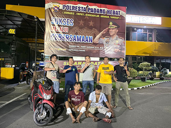 Maling Motor di Tempat Baralek, Dua Sekawan Ditembak Polisi di Kota Padang 1 PENCURI MOTOR— Pelaku Deky Friwandi (35) dan Darpalen (42) yang terlibat kasus pencurian sepeda motor dihadiahi timah panas oleh jajaran Satreskrim Polresta Padang.